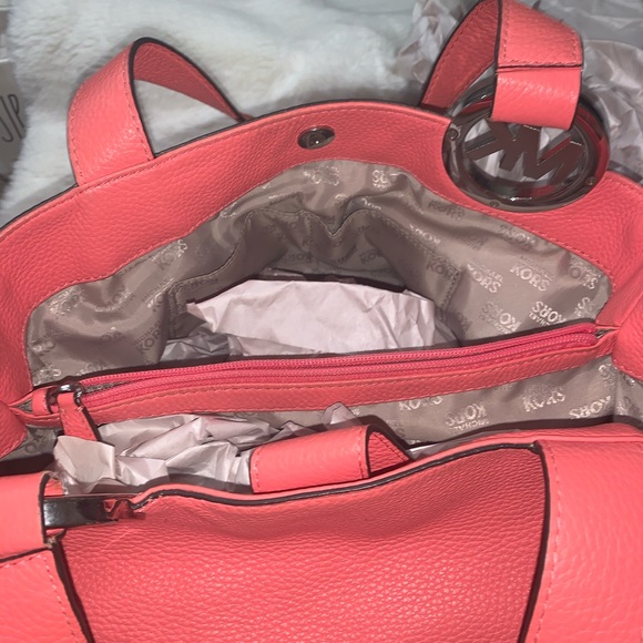 Michael Kors purse!! - Picture 3 of 4